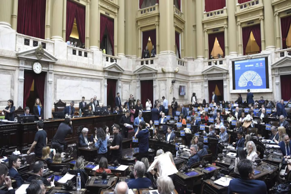 Oposición: buscan modificar la ley de DNU y rechazar el canje de deuda