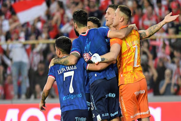 Unión derrotó a Atlético Tucumán y sigue prendido por las copas internacionales