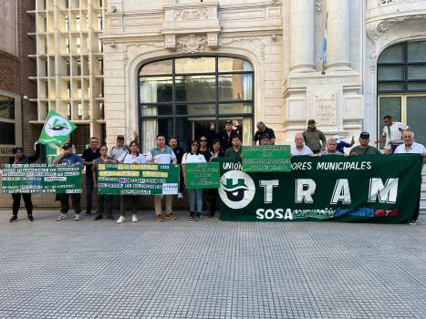 Protesta de trabajadores municipales en el Teatro Primero de Mayo