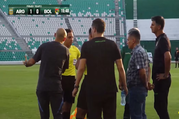 Amistoso: Mascherano pidió el relevo de un jugador de Bolivia expulsado