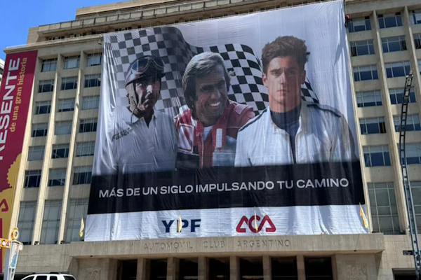 ACA, 120 años: gigantografía de Fangio, Reutemann y Colapinto