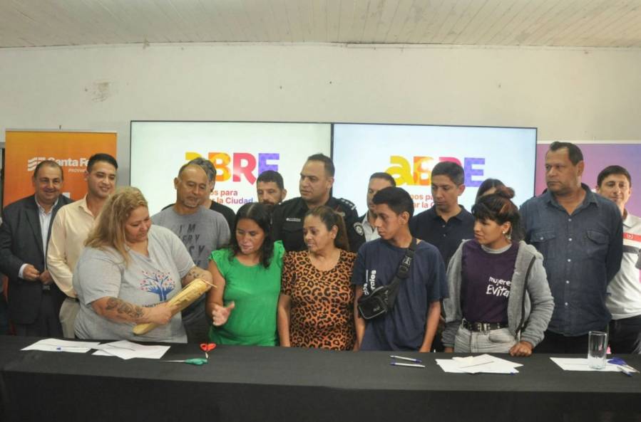 Provincia invierte en agua potable, cloacas, alumbrado y pavimento en barrio San Lorenzo