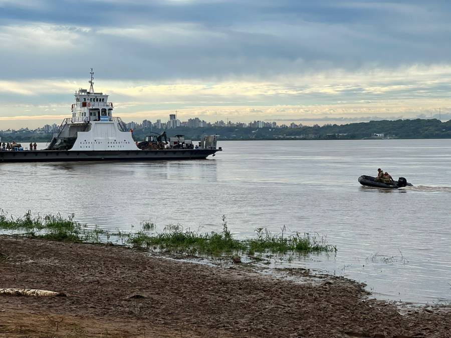 Continúan la búsqueda del soldado que cayó al Paraná