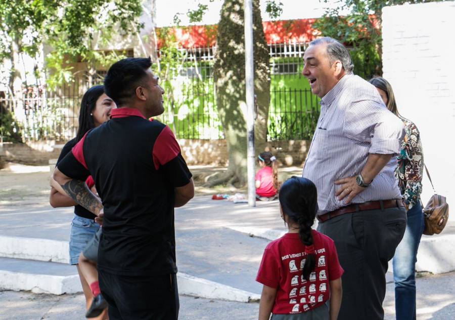 Poletti recorrió la Plaza Rebecq en el marco del programa Santa Fe Barrio