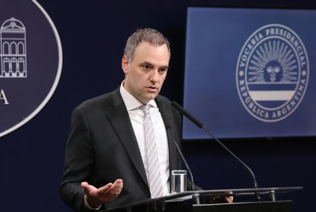 El Gobierno anunció una reforma para que hospitales y universidades públicas puedan cobrar aranceles a extranjeros