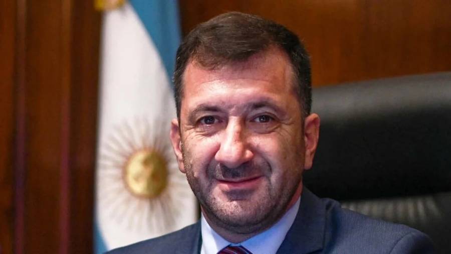 ¿Quién es Edgardo Kueider, el senador argentino detenido en Paraguay con más de US$200 mil en efectivo?