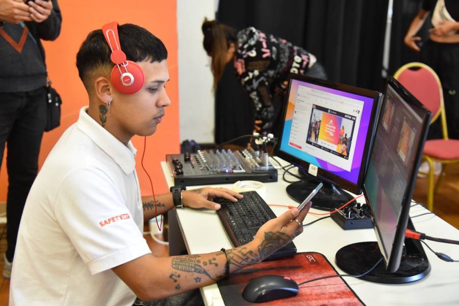 Más de 100 jóvenes exploraron nuevas tecnologías digitales en Rosario