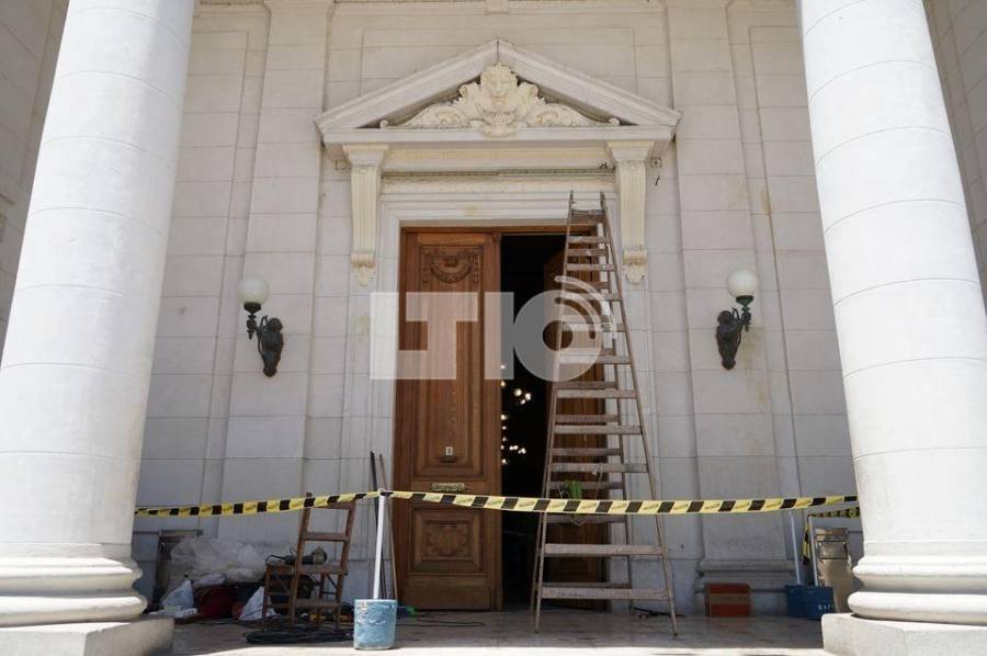 Arreglaron la puerta de la Legislatura destrozada en una marcha
