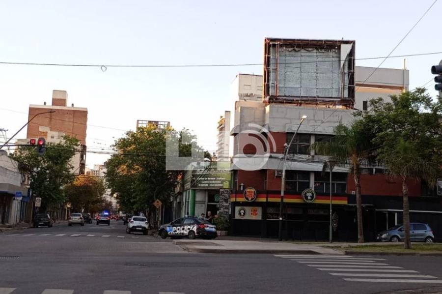 Un taxista chocó el frente de un comercio en Boulevard y 25 de Mayo