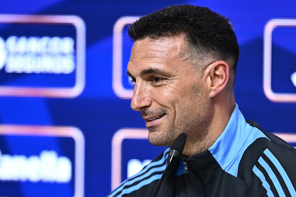 Lionel Scaloni posó con una camiseta del ascenso