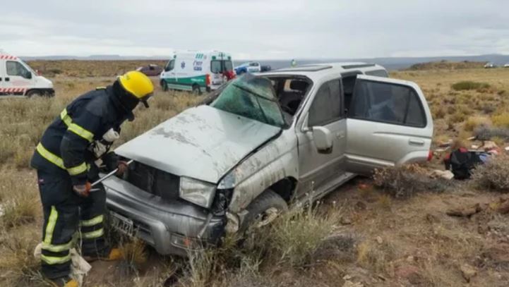 Neuquén: volvían de las vacaciones, volcaron en la ruta y murió una acompañante