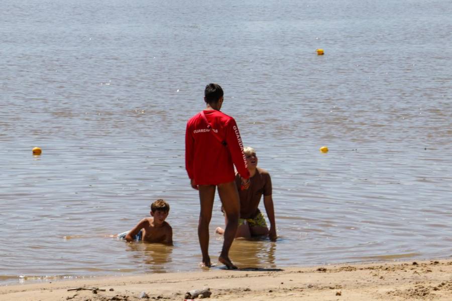 Piden respetar las indicaciones de los guardavidas en las playas