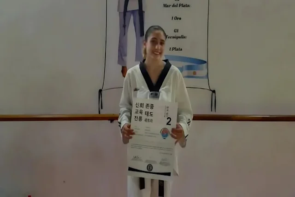 Campeona de Taekwondo vende ensaladas de fruta para seguir compitiendo