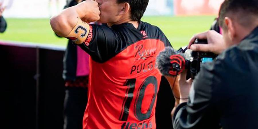 Los hinchas de Colón hicieron tendencia al Pulga y piden su regreso