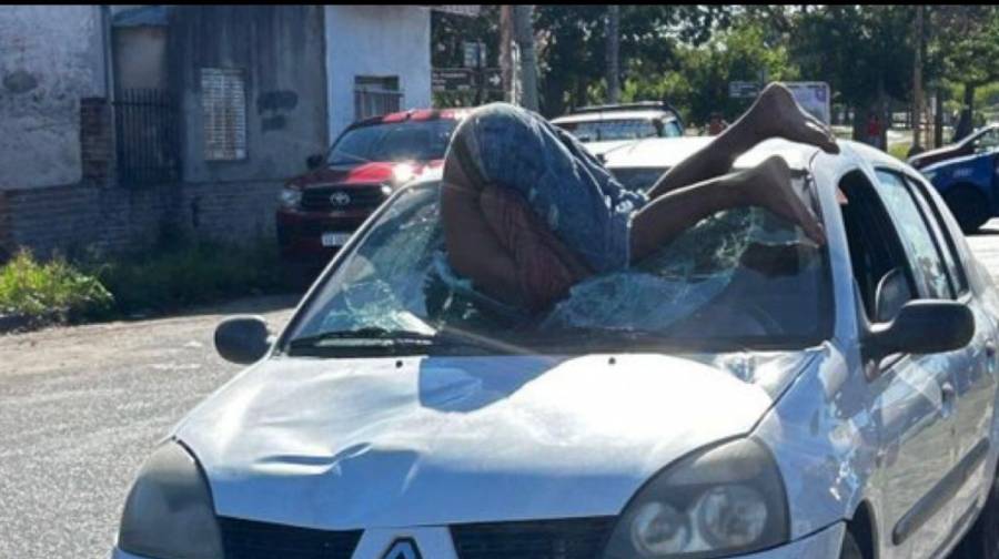 Grave accidente: Un ciclista finalizó incrustado en un parabrisas de un auto