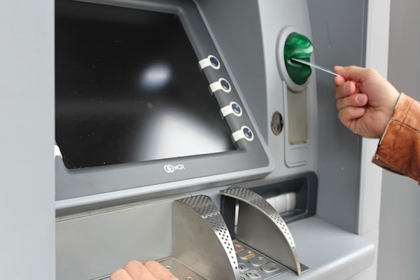 Cajero automático: la tecla que debes oprimir al retirar para evitar estafas