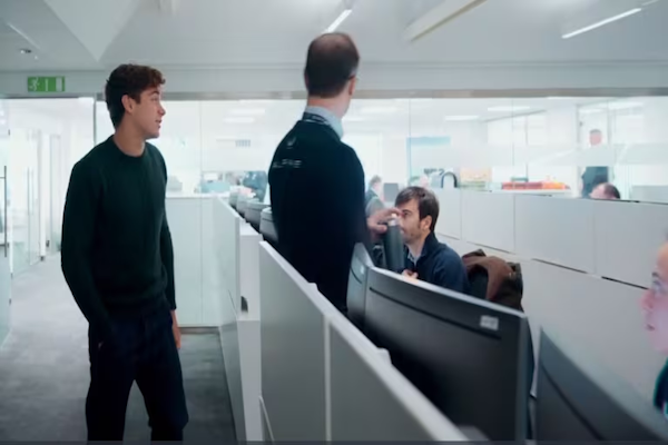 La reacción de los empleados de Alpine al llegar Colapinto a la fábrica