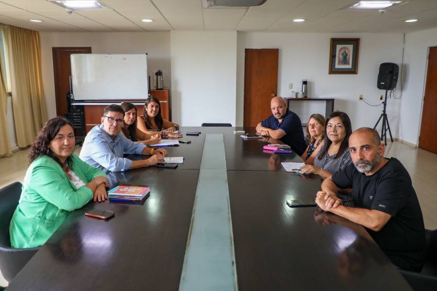 Goity y los gremios docentes mantuvieron una reunión de trabajo