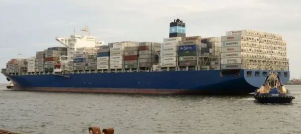 Un barco con más de 1.300 contenedores de cerezas está a la deriva en Micronesia
