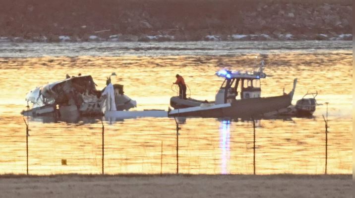 Descartan que haya sobrevivientes tras el accidente aéreo en Washington