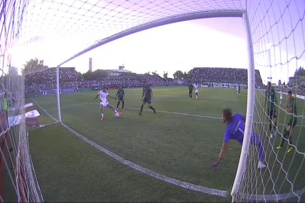 Rosario Central: viral la jugada que desperdició abajo del arco
