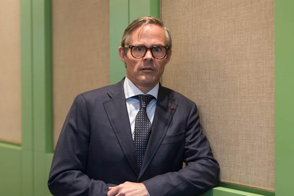 Preocupación por los extraños manejos de Foster Gillett en Europa
