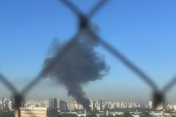 Brasil: una avioneta se estrelló en una avenida de San Pablo 