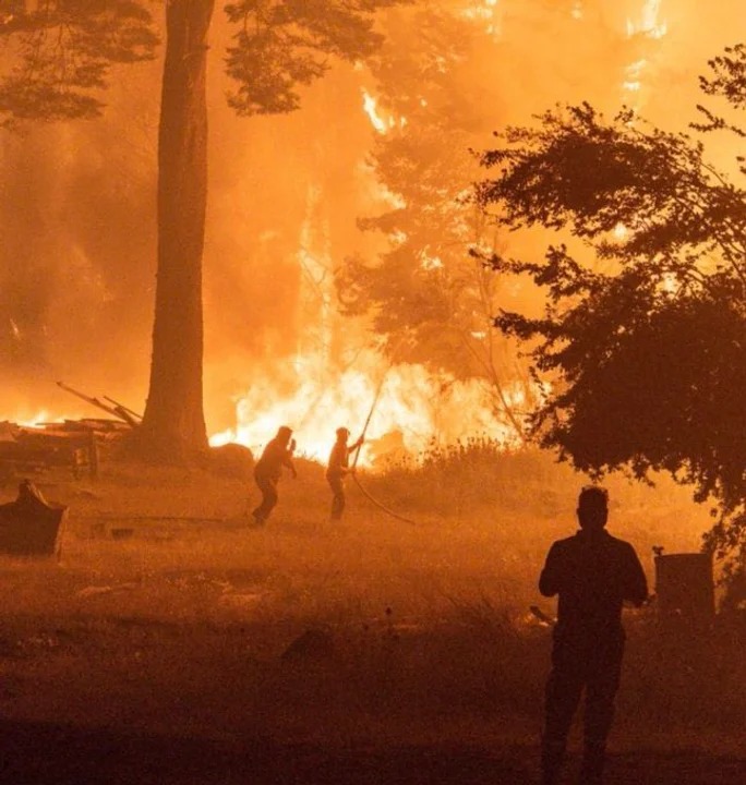 Siguen combatiendo focos de incendio al pie del volcán Lanín