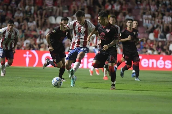 Unión sigue sin ganar, jugó con uno menos y empató sin goles ante Instituto