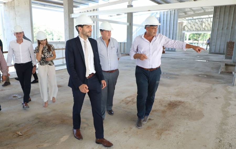 Pullaro recorrió el nuevo edificio de la escuela Echeverría, que registra un avance de obra del 50%