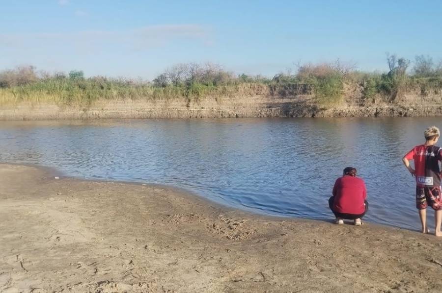 Buscan a un adolescente que cayó al Río Salado