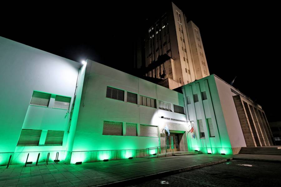 La fachada del Concejo Municipal se iluminó de verde 
