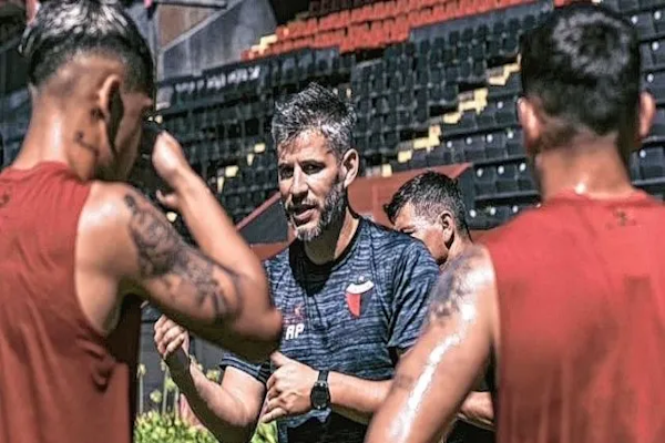 El DT de Colón atento a los lesionados y a un posible cambio de horario