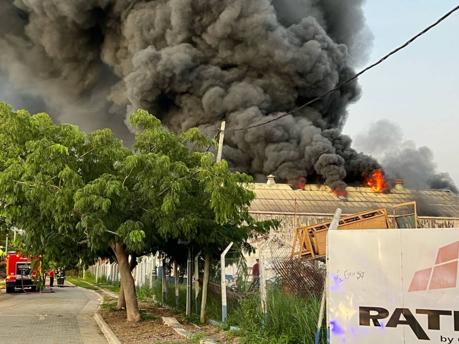 Un incendio de grandes dimensiones se produjo en un depósito del Puerto