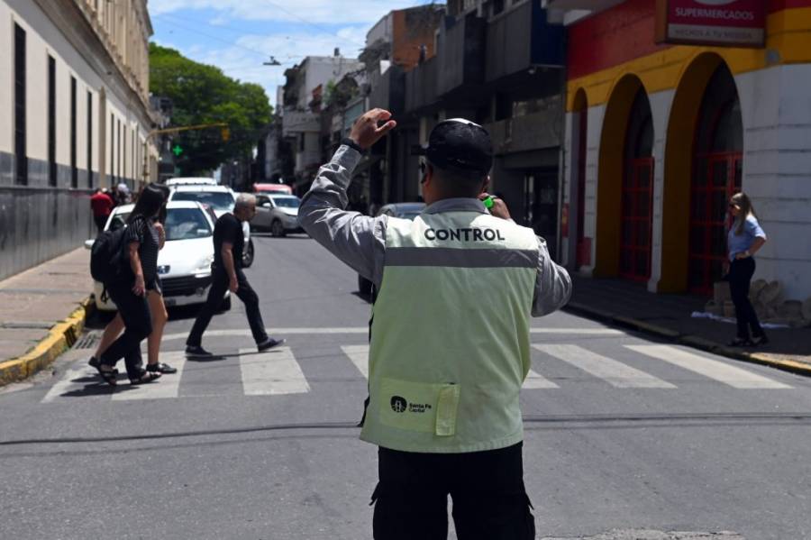 Nuevos desvíos de colectivos por la renovación de redes de agua potable en calle Salta