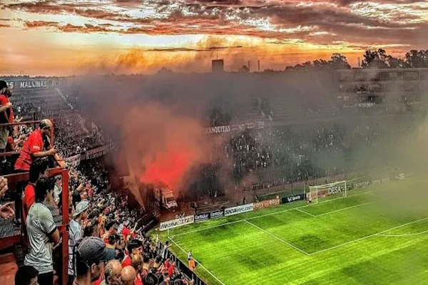 Analizan sancionar a Colón por el uso de bengalas y fuegos artificiales