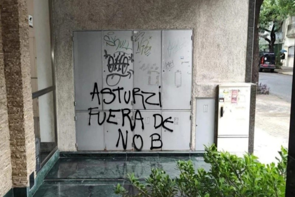 Newell ´s: vandalizaron edificio con pintadas contra el vicepresidente