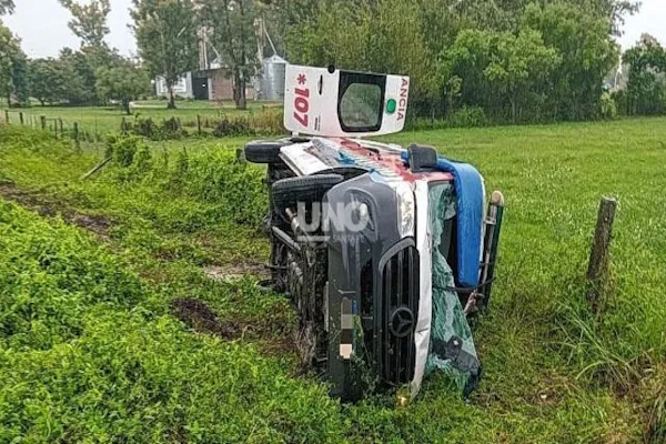 Ruta 11: una ambulancia volcó con una embarazada a bordo