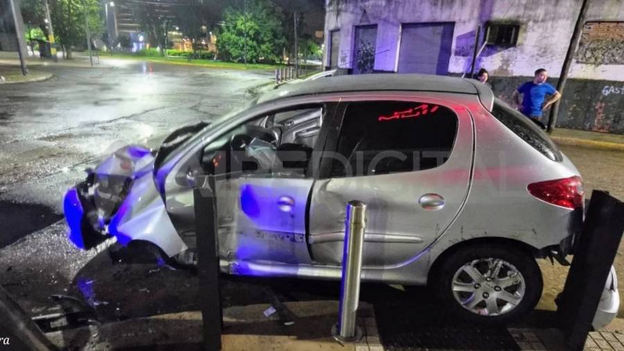 Manejaba un auto, embistió una baranda de metal y murió