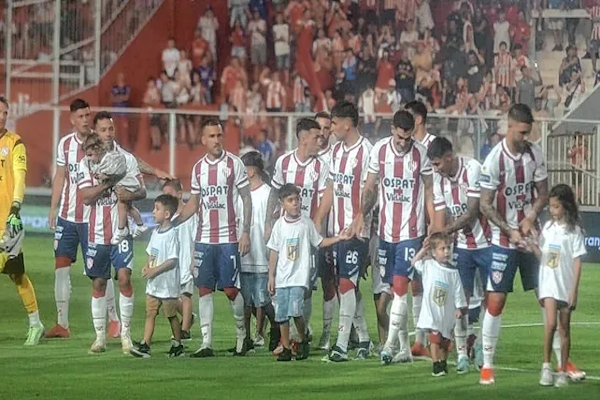 Los jugadores de Unión respaldan al Kily en el campo 