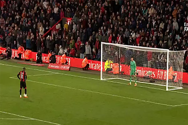 Viral: la peculiar forma de patear un penal 