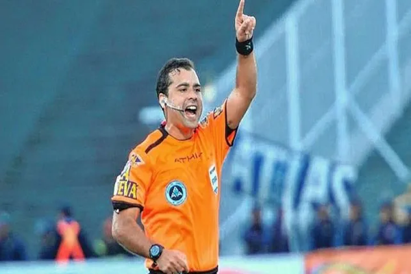 Colón con un árbitro particular ante Almirante Brown