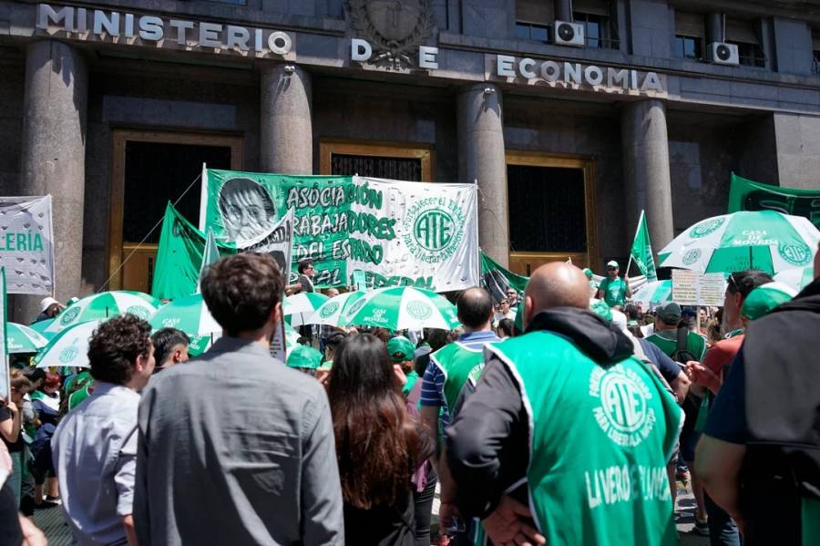 Motosierra: el Gobierno desvinculó a más de 41.000 empleados públicos en el primer año de Javier Milei