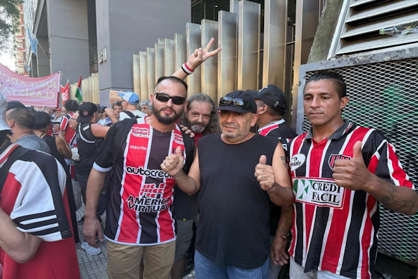 Marcha al Congreso: la barra de Chacarita acompañó a los jubilados