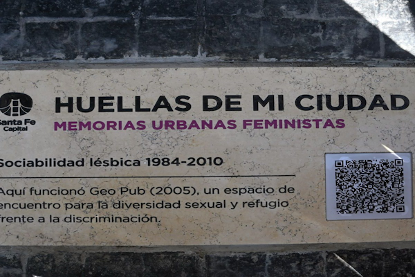 Se colocó una nueva baldosa de las Memorias Urbanas Feministas 