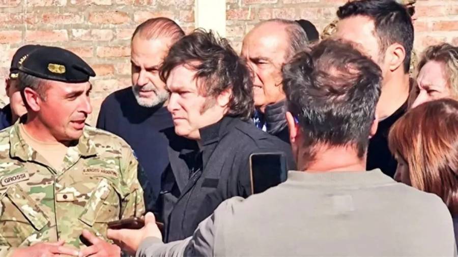 Javier Milei recorre Bahía Blanca para monitorear la asistencia a las víctimas del temporal