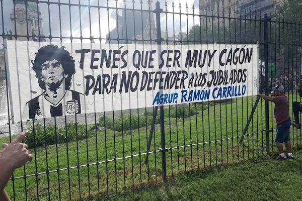 Miles de hinchas del fútbol argentino movilizaron con los jubilados