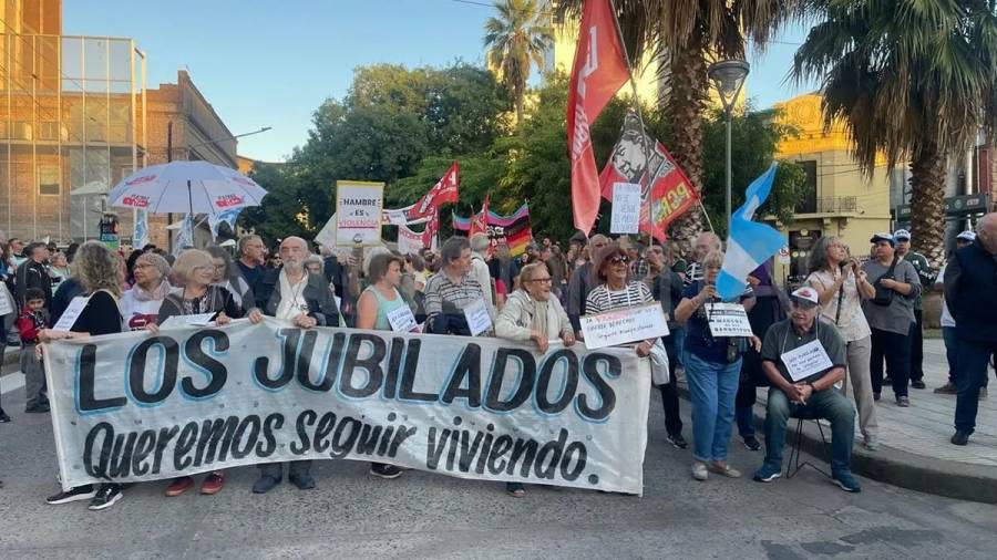 Jubilados y fotógrafos repudiaron la represión policial en el Congreso