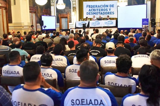 Los aceiteros levantaron la huelga que paralizaba los puertos