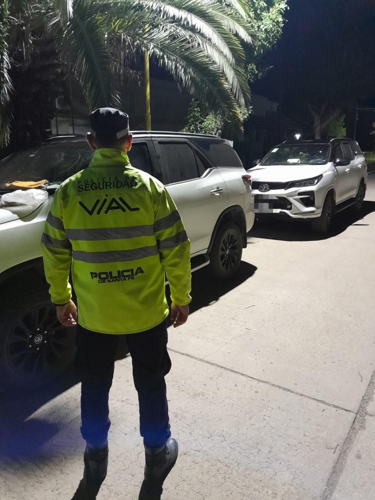 Manejaban camioneta robadas, quisieron coimear a los policías y fueron detenidos